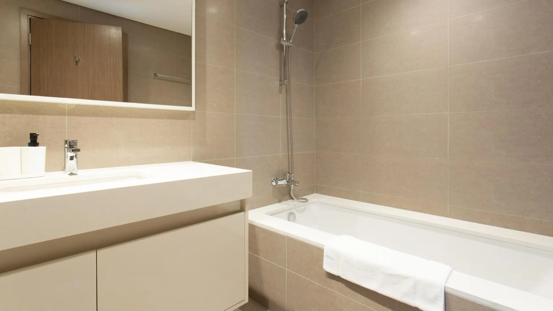 Appartamento Prime Downtown Location 2Br Apt Burj Royale Dubai